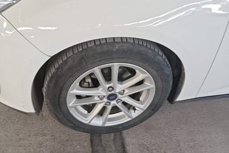 Used Ford Focus 2015 Hatchback EcoBoost 125 Automatic Supreme Style Edition Left Front Wheel Hub