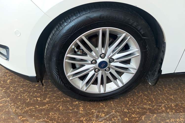 Used Ford Focus 2015 Sedan EcoBoost 180 Automatic Flagship Model Left Front Wheel Hub