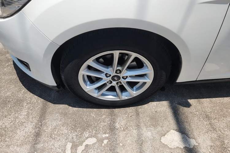 Used Ford Focus 2015 Sedan EcoBoost 125 Manual – Ultra-Style Edition Left Front Wheel Hub