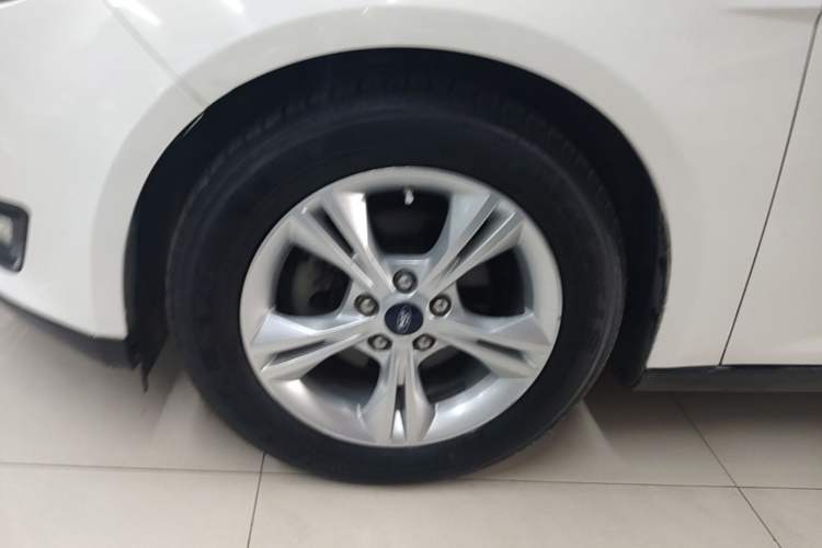Used Ford Focus 2015 Hatchback 1.6L Automatic Comfort Model Left Front Wheel Hub