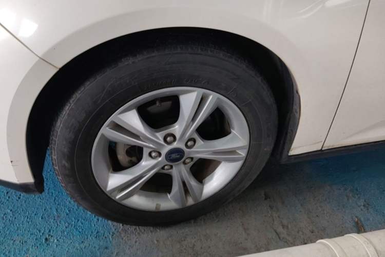Used Ford Focus 2015 Hatchback 1.6L Automatic Comfort Model Left Front Wheel Hub