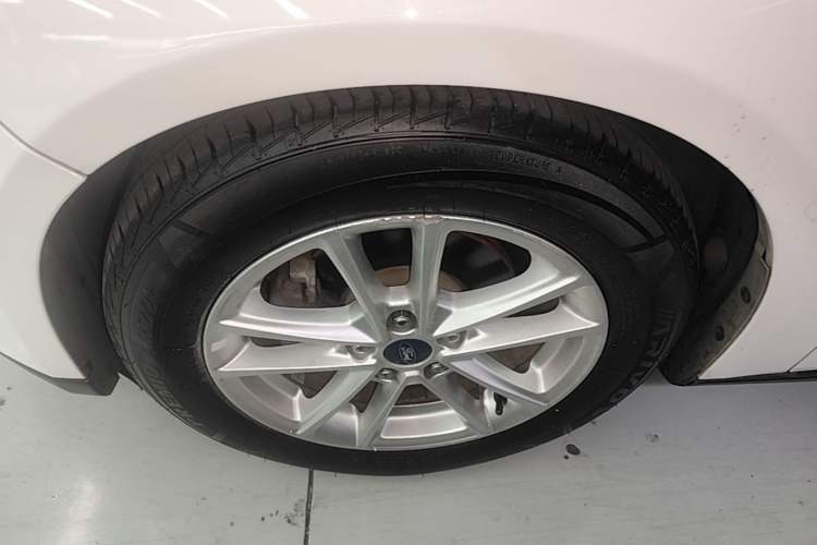 Used Ford Focus 2015 Sedan EcoBoost 125 Automatic Supreme Style Edition Left Front Wheel Hub