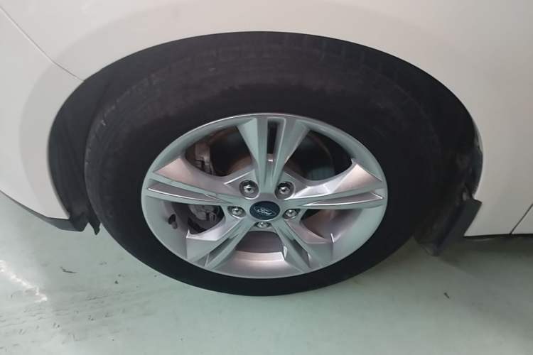Used Ford Focus 2015 Hatchback 1.6L Automatic Comfort Model Left Front Wheel Hub