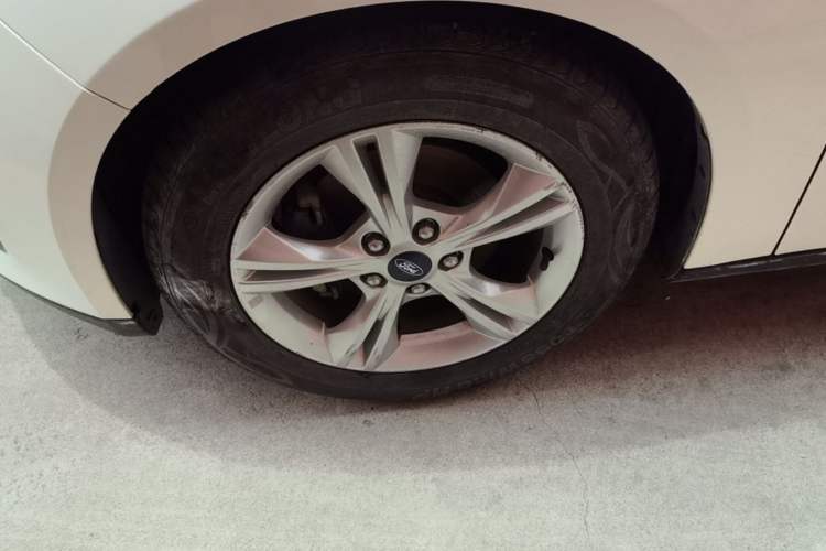 Used Ford Focus 2015 Hatchback 1.6L Automatic Comfort Model Left Front Wheel Hub
