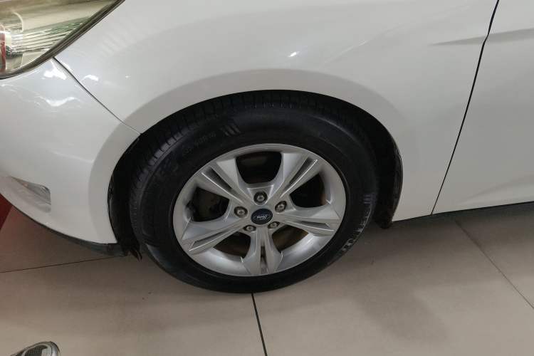 Used Ford Focus 2015 Sedan 1.6L Automatic Comfort Model Left Front Wheel Hub