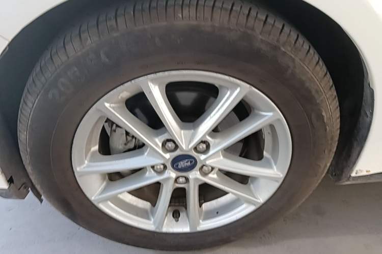Used Ford Focus 2015 Hatchback 1.6L Automatic Fashion Edition Left Front Wheel Hub