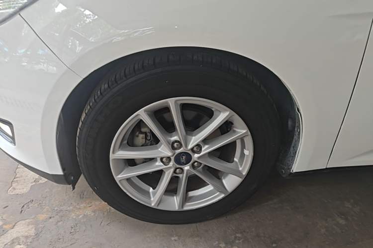 Used Ford Focus 2015 Hatchback EcoBoost 125 Manual – Ultra-Style Edition Left Front Wheel Hub