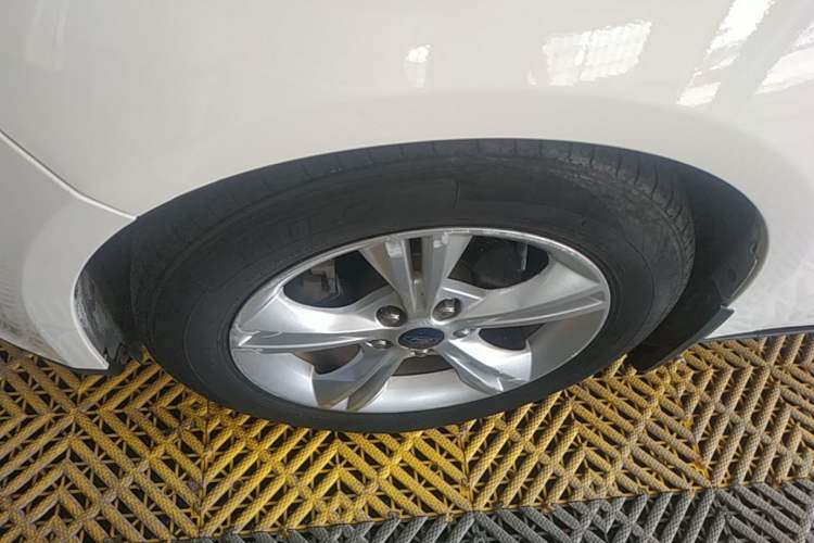 Used Ford Focus 2015 Hatchback 1.6L Automatic Comfort Model Left Front Wheel Hub