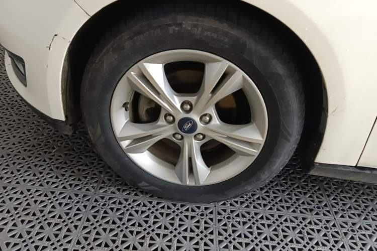 Used Ford Focus 2015 Sedan 1.6L Automatic Comfort Model Left Front Wheel Hub