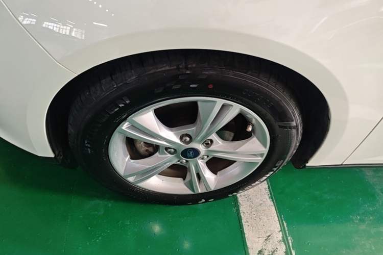 Used Ford Focus 2015 Sedan 1.6L Automatic Comfort Model Left Front Wheel Hub
