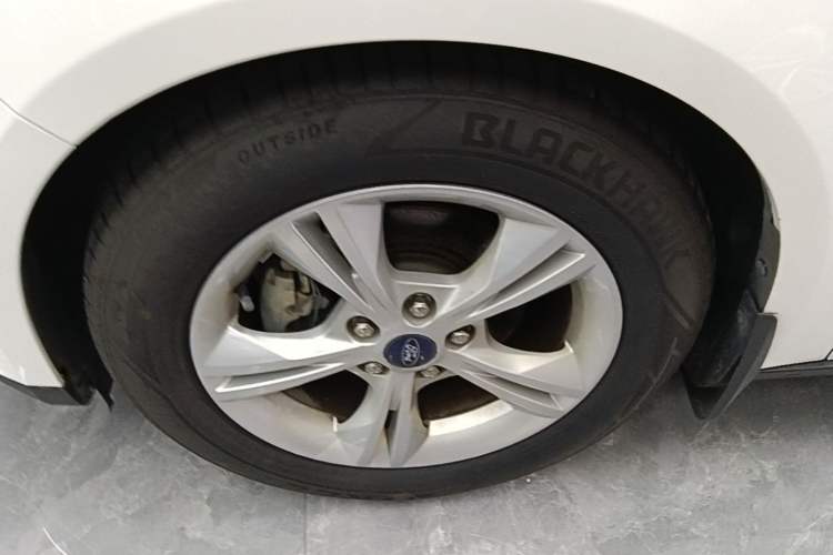 Used Ford Focus 2015 Sedan 1.6L Automatic Comfort Model Left Front Wheel Hub