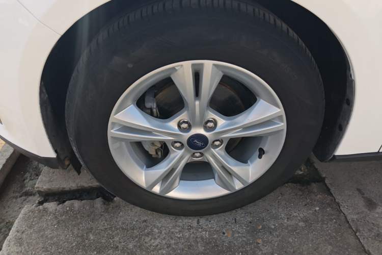 Used Ford Focus 2015 Hatchback 1.6L Automatic Comfort Model Left Front Wheel Hub