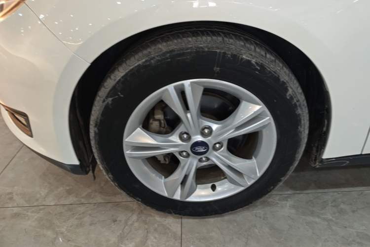 Used Ford Focus 2015 Hatchback 1.6L Automatic Comfort Model Left Front Wheel Hub
