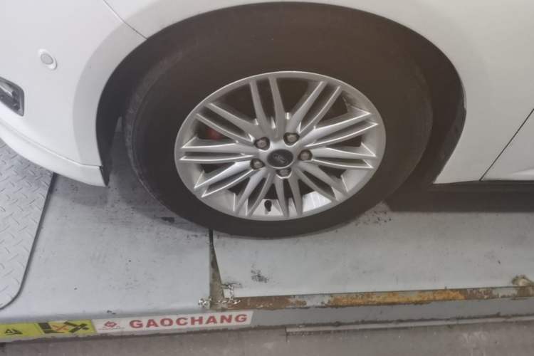 Used Ford Focus 2015 Sedan EcoBoost 180 Automatic Flagship Model Left Front Wheel Hub