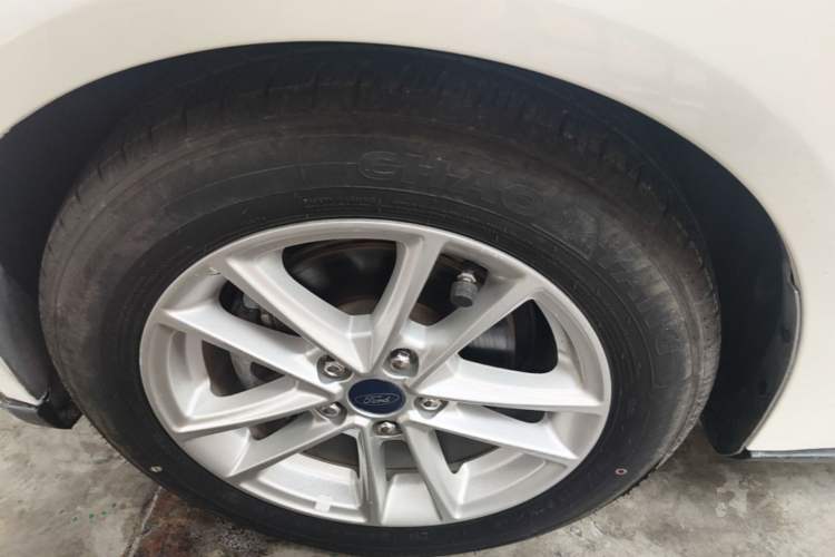 Used Ford Focus 2015 Sedan EcoBoost 125 Automatic Supreme Style Edition Left Front Wheel Hub