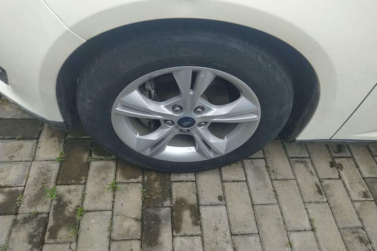 Used Ford Focus 2015 Hatchback 1.6L Automatic Comfort Model Left Front Wheel Hub