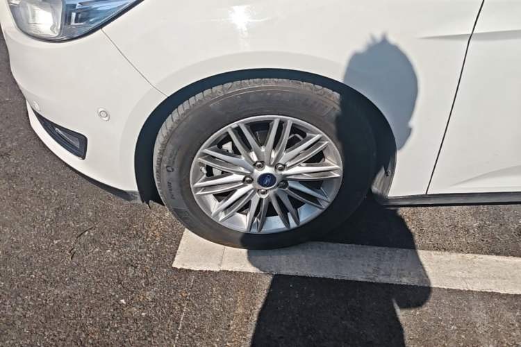 Used Ford Focus 2015 Sedan EcoBoost 180 Automatic Flagship Model Left Front Wheel Hub