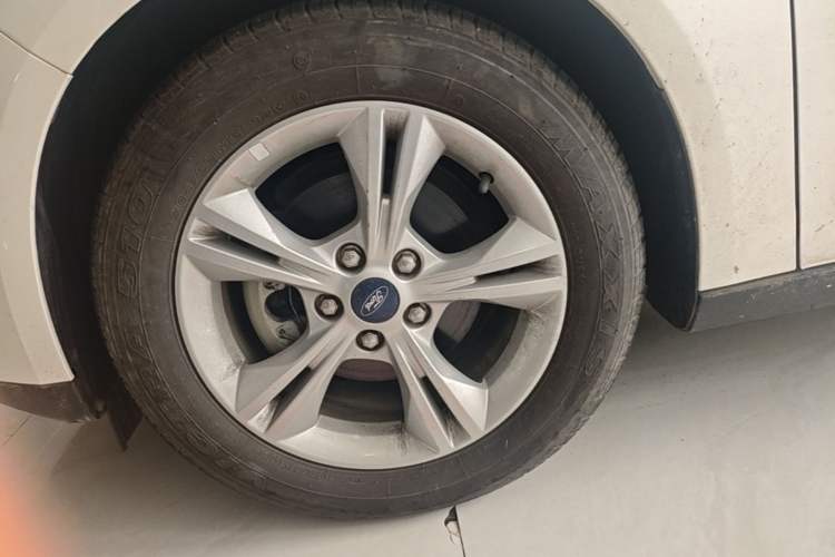 Used Ford Focus 2015 Sedan 1.6L Manual Comfort Model Left Front Wheel Hub