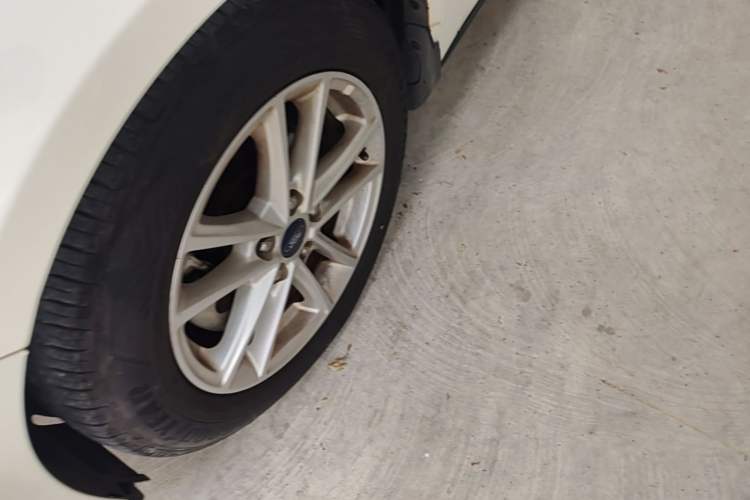 Used Ford Focus 2015 Sedan EcoBoost 125 Automatic Supreme Style Edition Left Front Wheel Hub