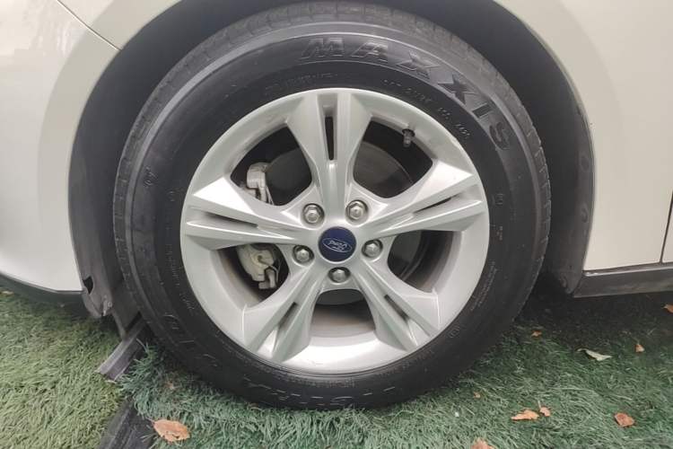 Used Ford Focus 2015 Hatchback 1.6L Automatic Comfort Model Left Front Wheel Hub