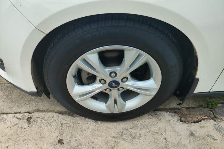 Used Ford Focus 2015 Hatchback 1.6L Automatic Comfort Model Left Front Wheel Hub