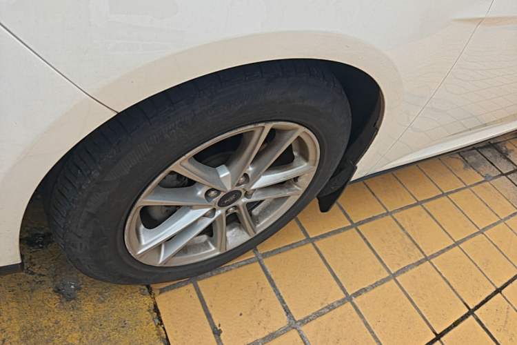 Used Ford Focus 2015 Hatchback EcoBoost 125 Automatic Supreme Style Edition Left Front Wheel Hub