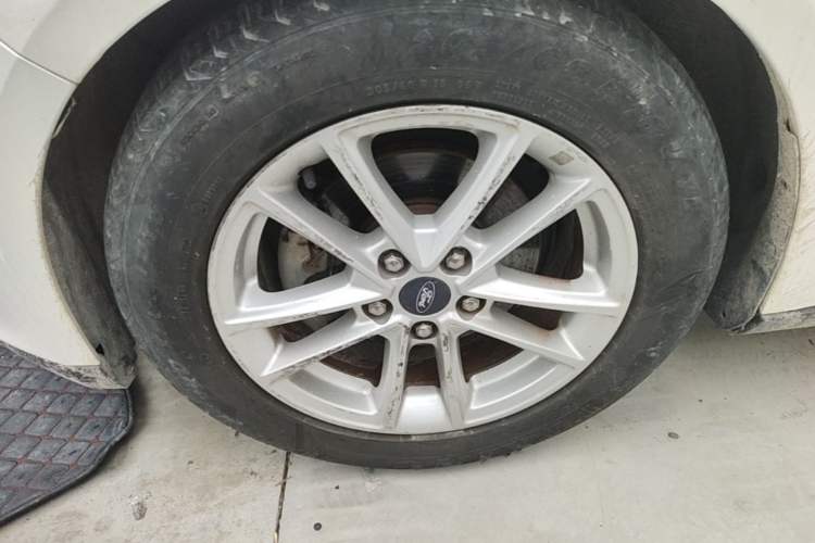 Used Ford Focus 2015 Hatchback EcoBoost 125 Automatic Supreme Style Edition Left Front Wheel Hub
