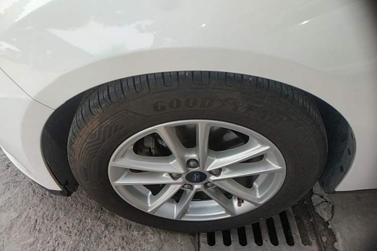 Used Ford Focus 2015 Sedan EcoBoost 180 Automatic Elite Model Left Front Wheel Hub