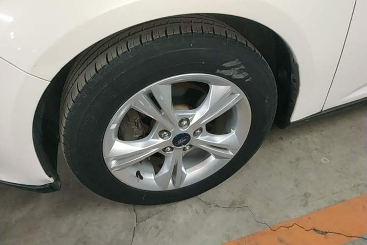 Used Ford Focus 2015 Sedan 1.6L Automatic Comfort Model Left Front Wheel Hub