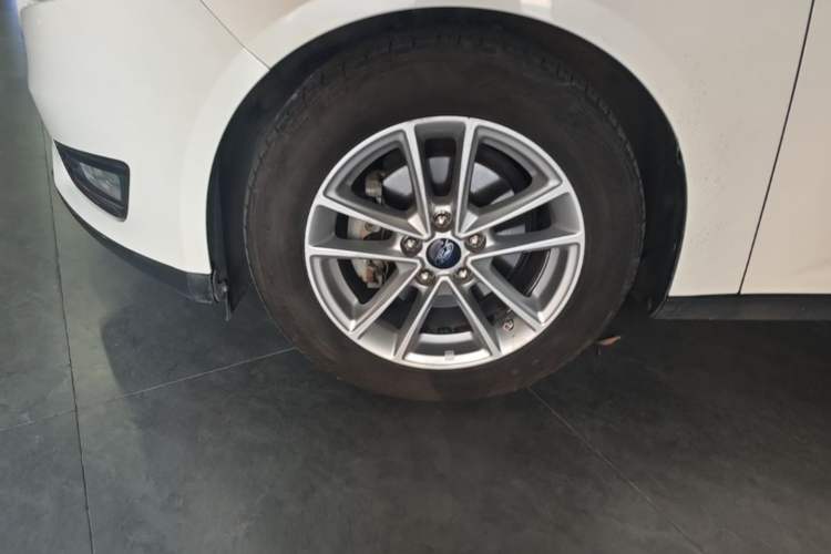 Used Ford Focus 2015 Sedan EcoBoost 180 Automatic Elite Model Left Front Wheel Hub