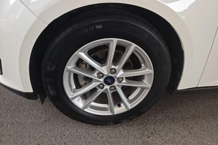 Used Ford Focus 2015 Sedan EcoBoost 180 Automatic Elite Model Left Front Wheel Hub