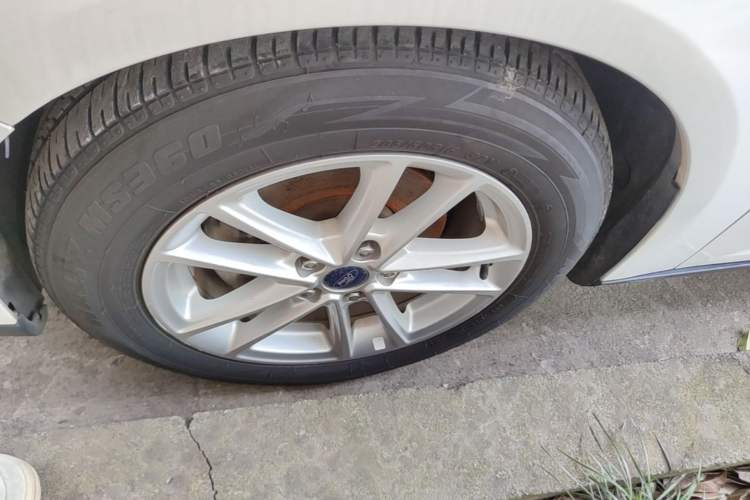 Used Ford Focus 2015 Sedan EcoBoost 180 Automatic Elite Model Left Front Wheel Hub