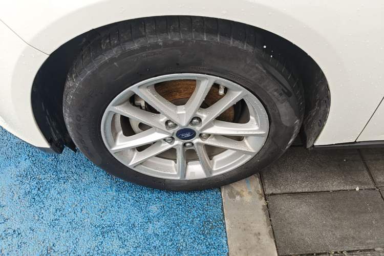 Used Ford Focus 2015 Hatchback 1.6L Automatic Fashion Edition Left Front Wheel Hub