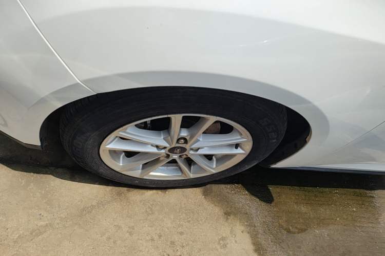 Used Ford Focus 2015 Sedan EcoBoost 125 Automatic Supreme Style Edition Left Front Wheel Hub