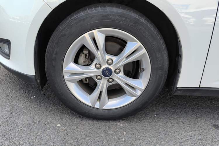 Used Ford Focus 2015 Sedan 1.6L Automatic Comfort Model Left Front Wheel Hub