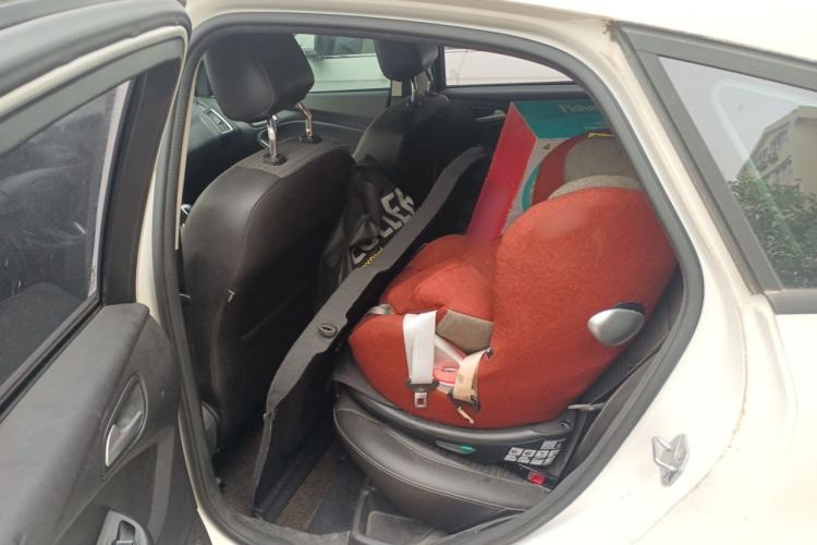 Used Ford Focus 2015 Hatchback EcoBoost 125 Manual – Ultra-Style Edition Left Rear Seat