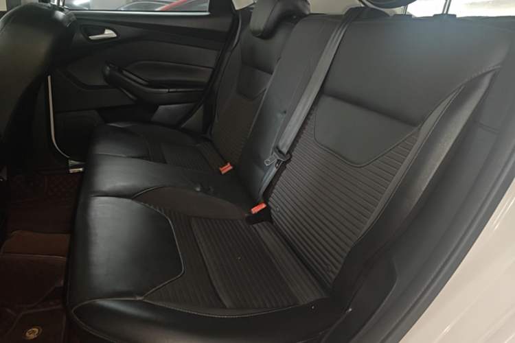 Used Ford Focus 2015 Hatchback EcoBoost 125 Manual – Ultra-Style Edition Left Rear Seat