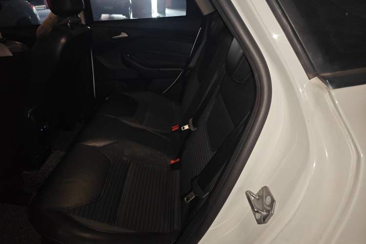 Used Ford Focus 2015 Hatchback EcoBoost 125 Manual – Ultra-Style Edition Left Rear Seat