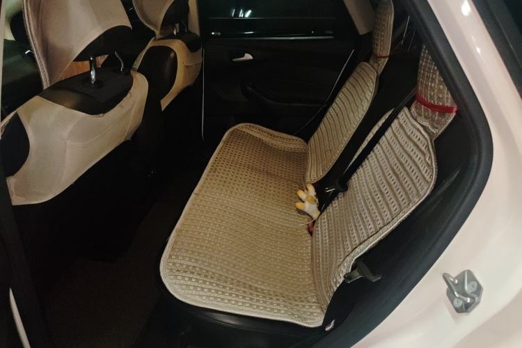 Used Ford Focus 2015 Hatchback EcoBoost 125 Manual – Ultra-Style Edition Left Rear Seat