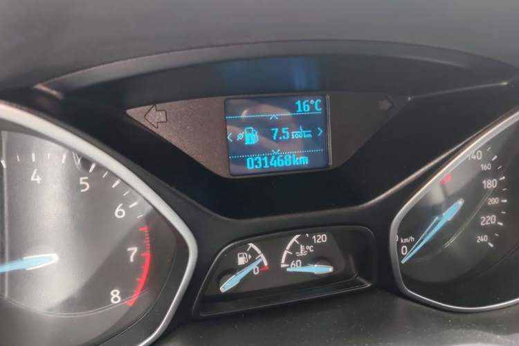 Used Ford Focus 2015 Hatchback EcoBoost 125 Manual – Ultra-Style Edition Odometer Close Up