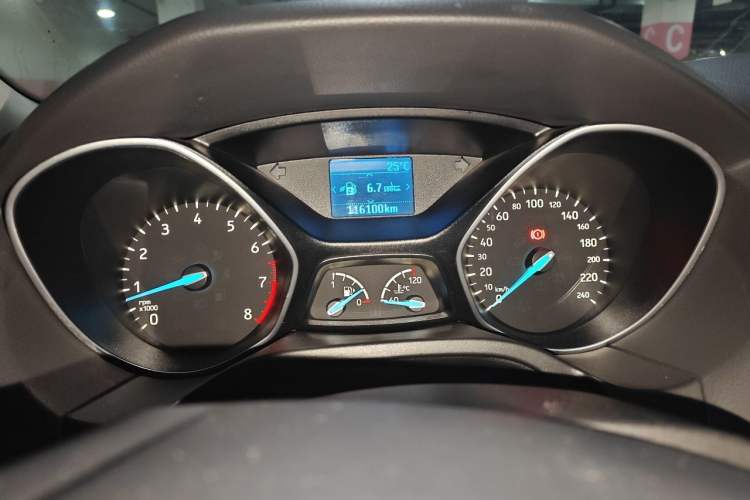 Used Ford Focus 2015 Hatchback EcoBoost 125 Manual – Ultra-Style Edition Odometer Close Up