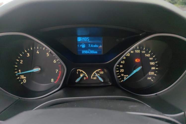 Used Ford Focus 2015 Hatchback EcoBoost 125 Automatic Supreme Style Edition Odometer Close Up