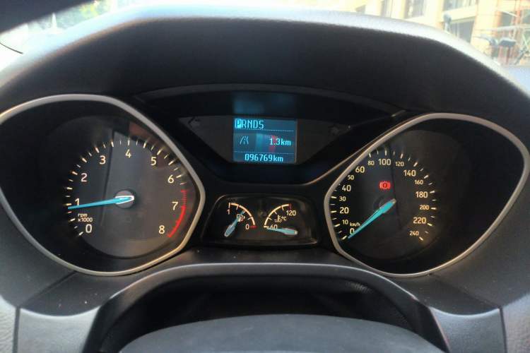 Used Ford Focus 2015 Hatchback 1.6L Automatic Comfort Model Odometer Close Up
