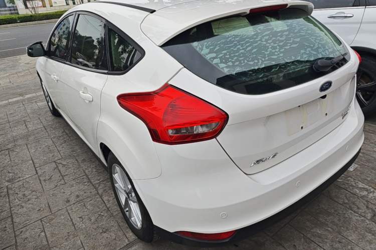 Used Ford Focus 2015 Hatchback EcoBoost 125 Automatic Supreme Style Edition Rear Left 45 Deg