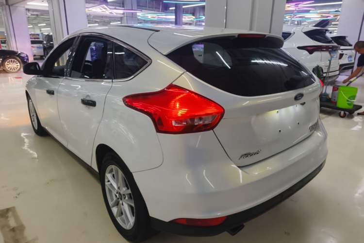 Used Ford Focus 2015 Hatchback EcoBoost 125 Automatic Supreme Style Edition Rear Left 45 Deg