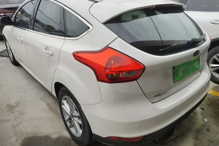 Used Ford Focus 2015 Hatchback EcoBoost 125 Automatic Supreme Style Edition Rear Left 45 Deg