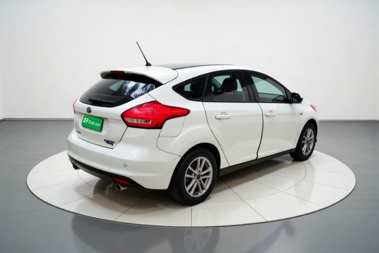 Used Ford Focus 2015 Hatchback EcoBoost 125 Automatic Supreme Style Edition Rear Right 45 Deg