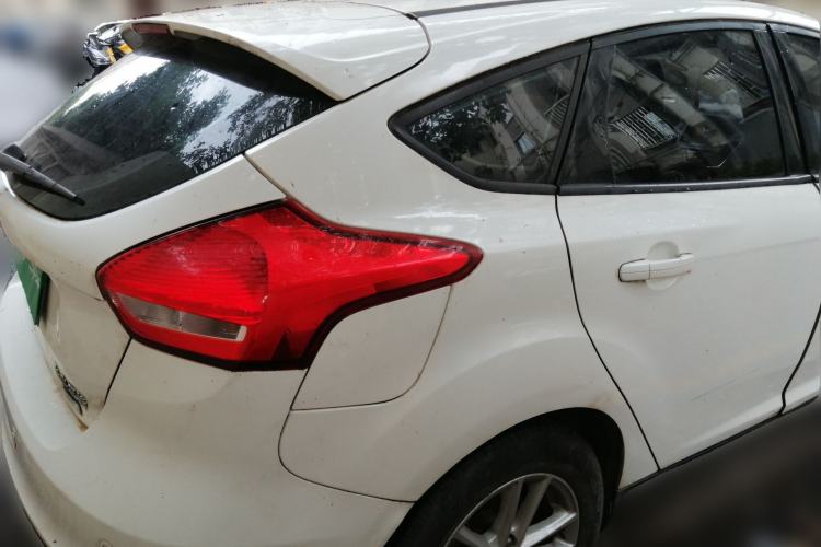 Used Ford Focus 2015 Hatchback EcoBoost 125 Automatic Supreme Style Edition Rear Right 45 Deg