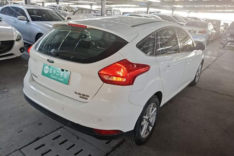 Used Ford Focus 2015 Hatchback EcoBoost 125 Automatic Supreme Style Edition Rear Right 45 Deg