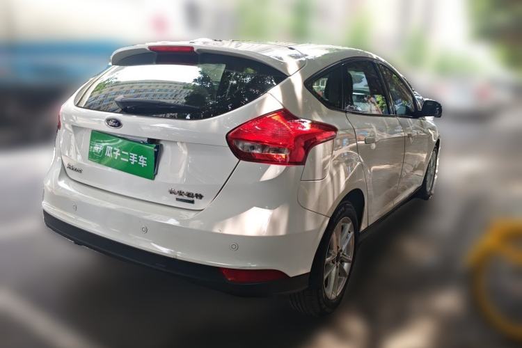 Used Ford Focus 2015 Hatchback EcoBoost 125 Automatic Supreme Style Edition Rear Right 45 Deg